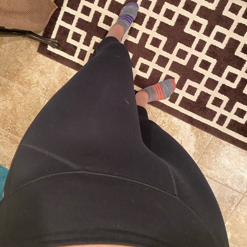 👑 Women’s Fabletics Capris w/ Design at bottom